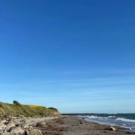 I Bjerge Nordstrand Taet Ved Havet * Store Fuglede